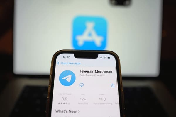 Telegram群组互动界面